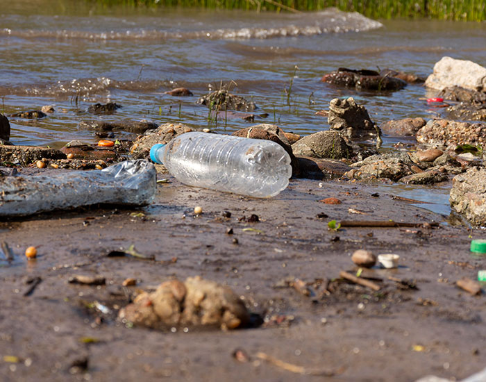 3_0002_pollution-concept-water-with-garbage (1)